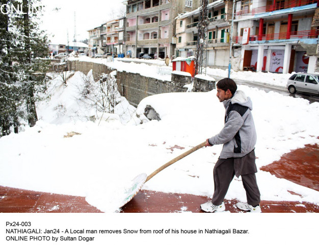 a local man removing snow from his roof photo online a local man removing snow from his roof photo online