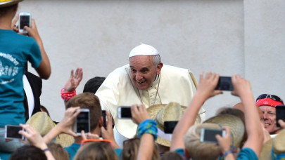 pope francis urges families to put smartphones down talk to each other