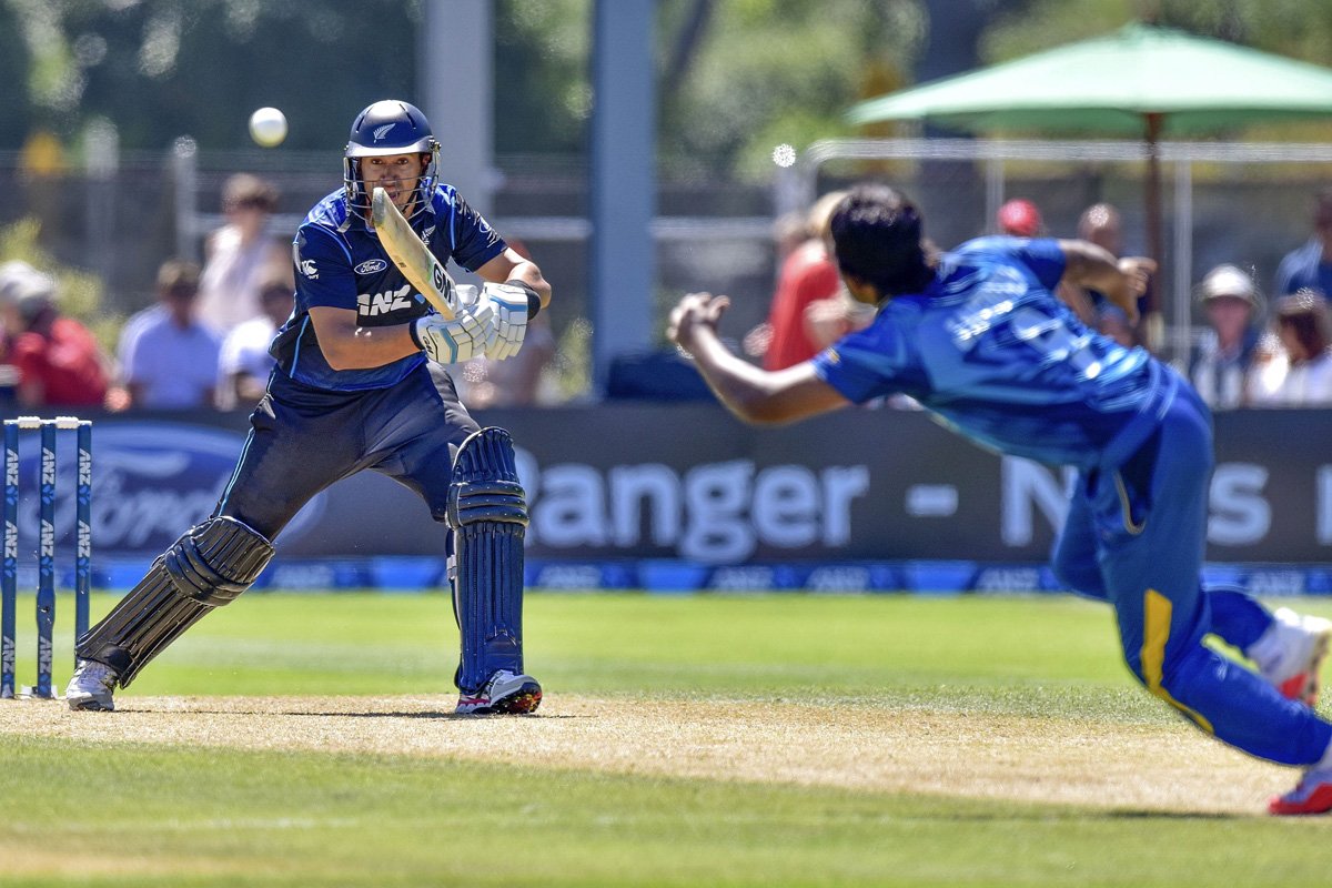 new zealand 039 s ross taylor l plays a shot as sri lanka 039 s jeevan mendis r dives for the ball during the sixth one day international cricket match between new zealand and sri lanka at the university oval in dunedin on january 25 2015 photo afp