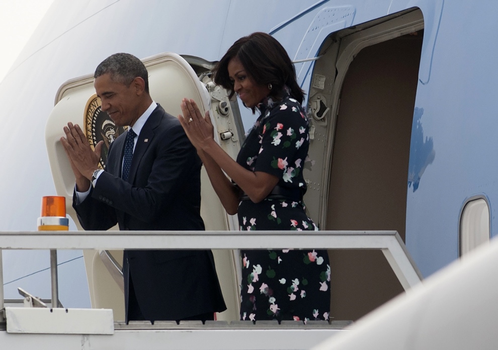 us president barack obama l and first lady michelle obama gesture as they board air force one prior to departing from air force station palam in new delhi on january 27 2015 photo afp