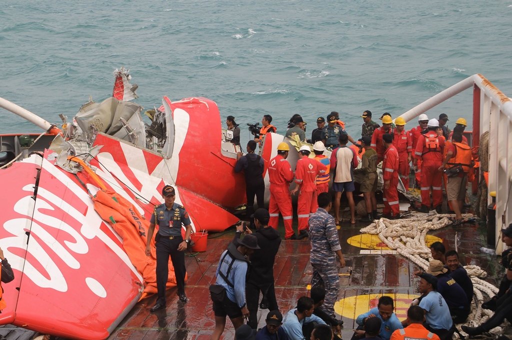 in this photograph taken on january 10 2015 wreckage from airasia flight qz8501 is lifted into a ship at sea south of borneo island photo afp