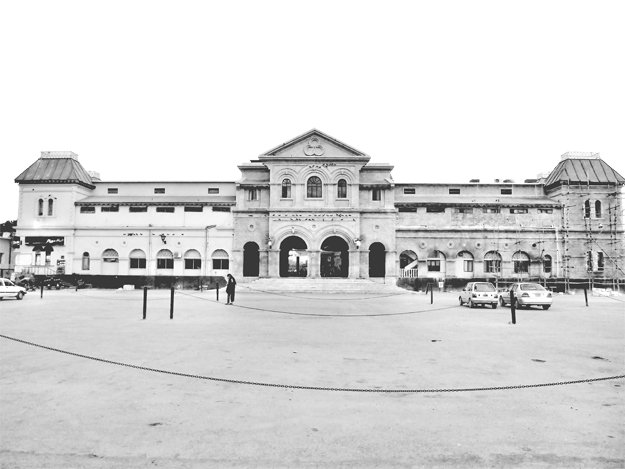 karachi railway station on the right track