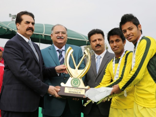 chief of army staff general raheel shareef awarding trophy to the winning team photo ispr chief of army staff general raheel shareef awarding trophy to the winning team photo ispr