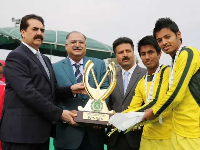 chief of army staff general raheel shareef awarding trophy to the winning team photo ispr chief of army staff general raheel shareef awarding trophy to the winning team photo ispr