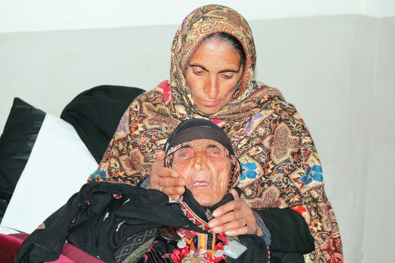 basra bibi with her daughter photo voiceofhazara com