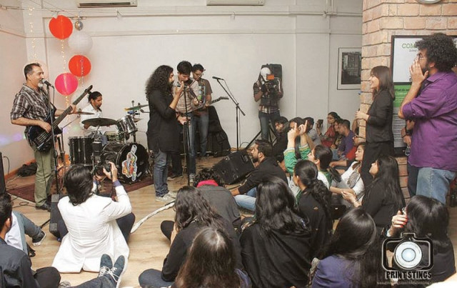 raahi played songs ranging from tere ishq mein jo bhi doob gaya to hallelujah photos publicity raahi played songs ranging from tere ishq mein jo bhi doob gaya to hallelujah photos publicity