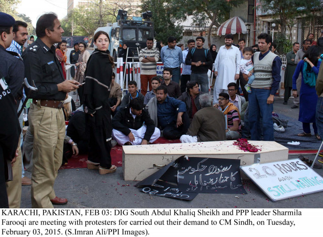 dig khalique shaikh and ppp leader sharmila farooqi negotiating with protesters outside cm house in karachi photo ppi dig khalique shaikh and ppp leader sharmila farooqi negotiating with protesters outside cm house in karachi photo ppi