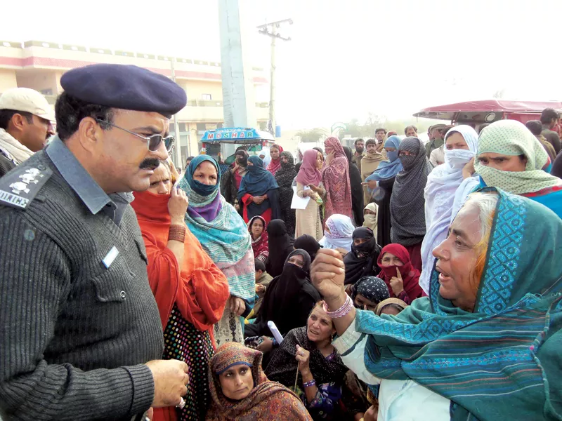 a woman talks to a policeman as he urges protesters to clear quetta road and allow traffic to pass photo express a woman talks to a policeman as he urges protesters to clear quetta road and allow traffic to pass photo express