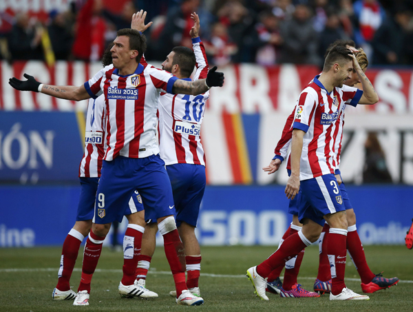 atletico madrid 039 s mario mandzukic l celebrates after scoring his team 039 s fourth goal against real madrid during their spanish first division soccer match at the vicente calderon stadium in madrid february 7 2015 photo reuters