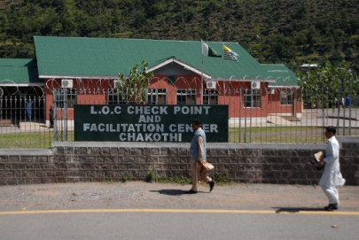 india pakistan suspend trade on kashmir border officials