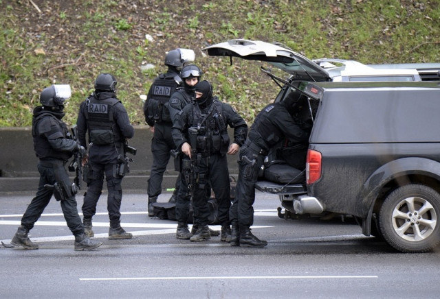 this new raid takes place five days after the detention for similar motives of eight people in the paris and lyon photo afp this new raid takes place five days after the detention for similar motives of eight people in the paris and lyon photo afp