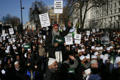 british muslims protest charlie hebdo prophet muhammed pbuh cartoons