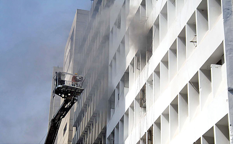 firefighters use a snorkel to rescue office workers from the commerce centre building on ii chundrigar road photo online