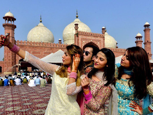 Hina Khan Eid | [PHOTOS] Dressed in a pretty salwar kameez, Hina Khan  wishes everyone 'Eid Mubarak'