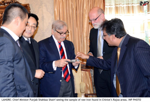 cm punjab seeing the sample of raw iron found in chiniot 039 s rajoa areas photo inp cm punjab seeing the sample of raw iron found in chiniot 039 s rajoa areas photo inp