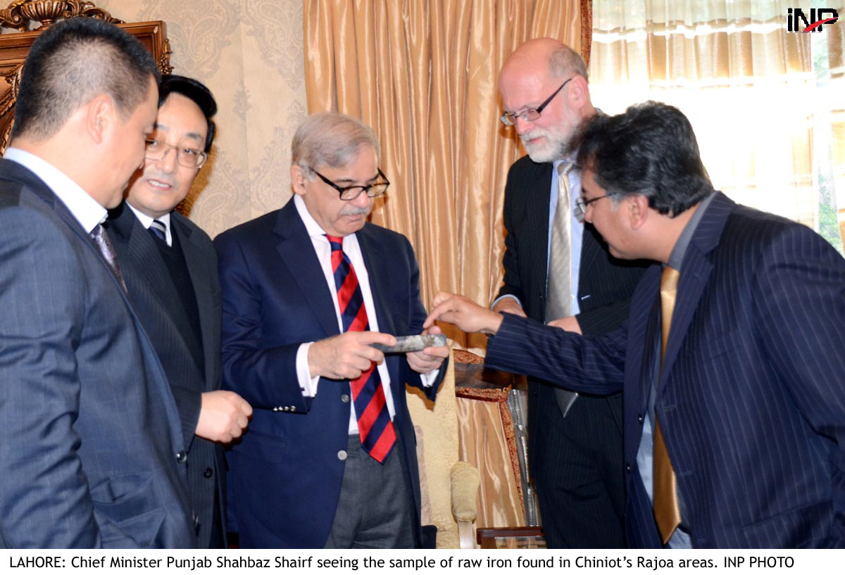 cm punjab seeing the sample of raw iron found in chiniot 039 s rajoa areas photo inp