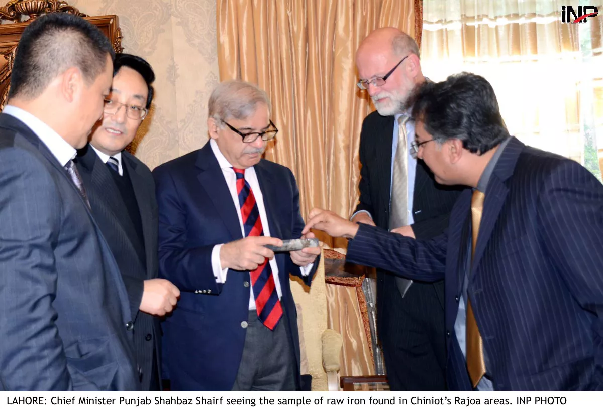 cm punjab seeing the sample of raw iron found in chiniot 039 s rajoa areas photo inp cm punjab seeing the sample of raw iron found in chiniot 039 s rajoa areas photo inp