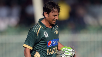 waqar hopes struggling younis khan comes good