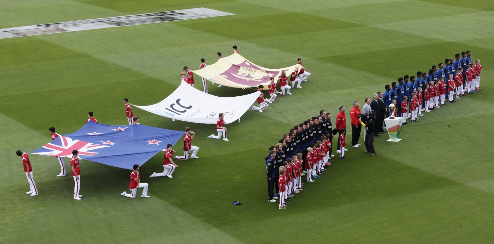 new zealand l and sri lanka 039 s teams stand for the playing of national anthems before their cricket world cup match in christchurch february 14 2015 photo reuters