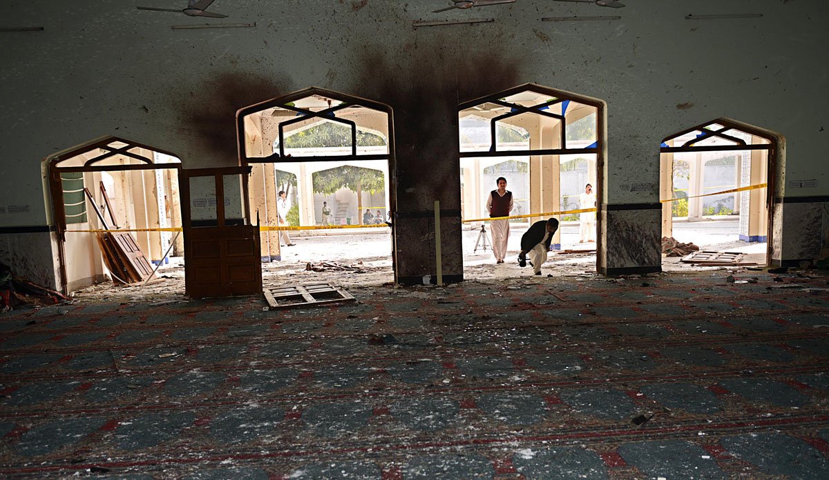 media personnel enter a shia mosque in peshawar a day after a taliban militants 039 attacked it photo afp