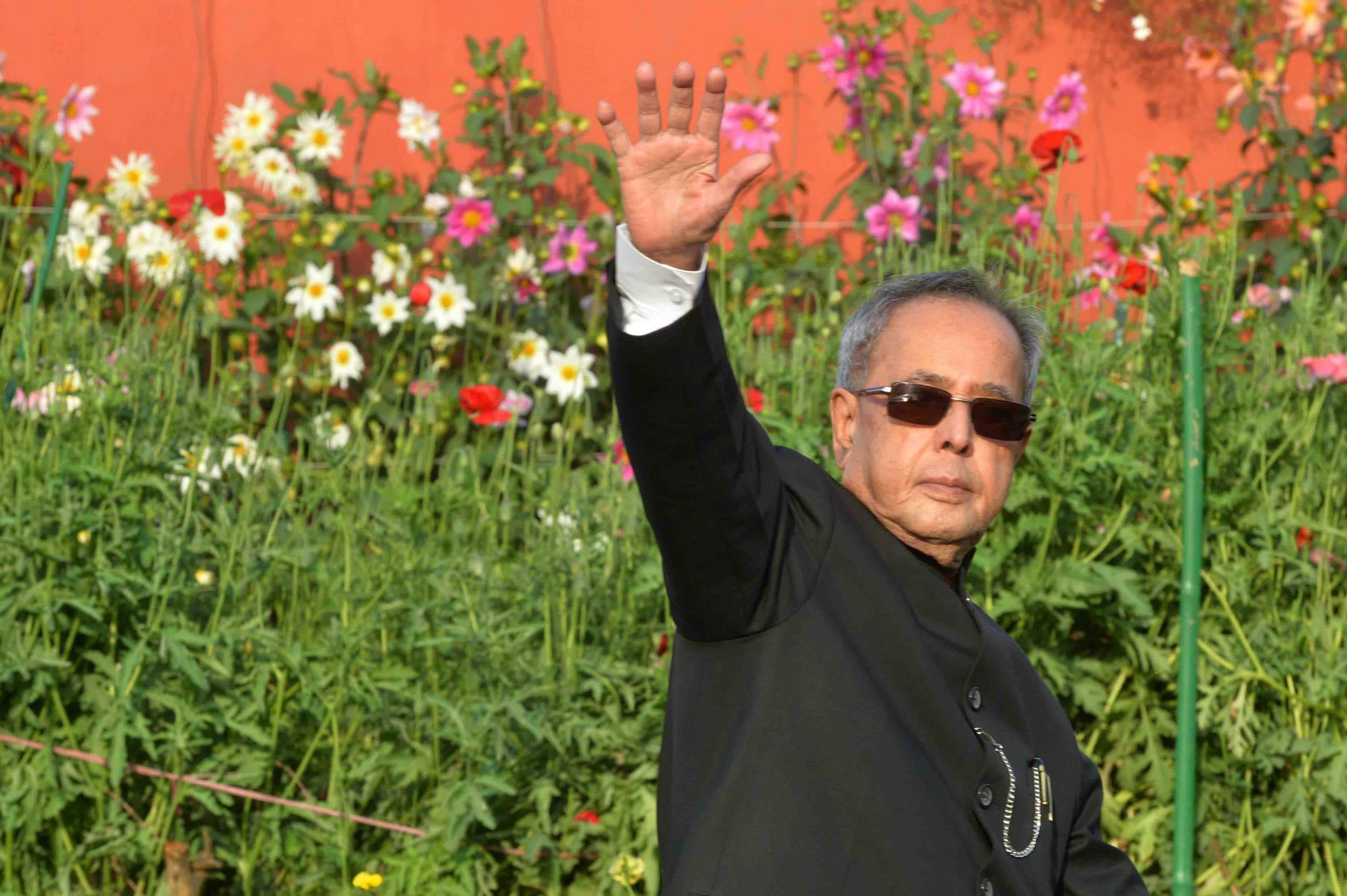 president of india pranab mukherjee at the mughal garden photo www facebook com presidentofindiarb