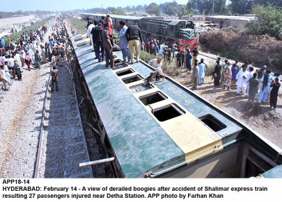 accident shalimar express derails over 20 people hurt