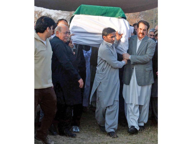 coas general raheel shareef shoulders the janaza of his mother for burial at cavalry ground graveyard photo inp