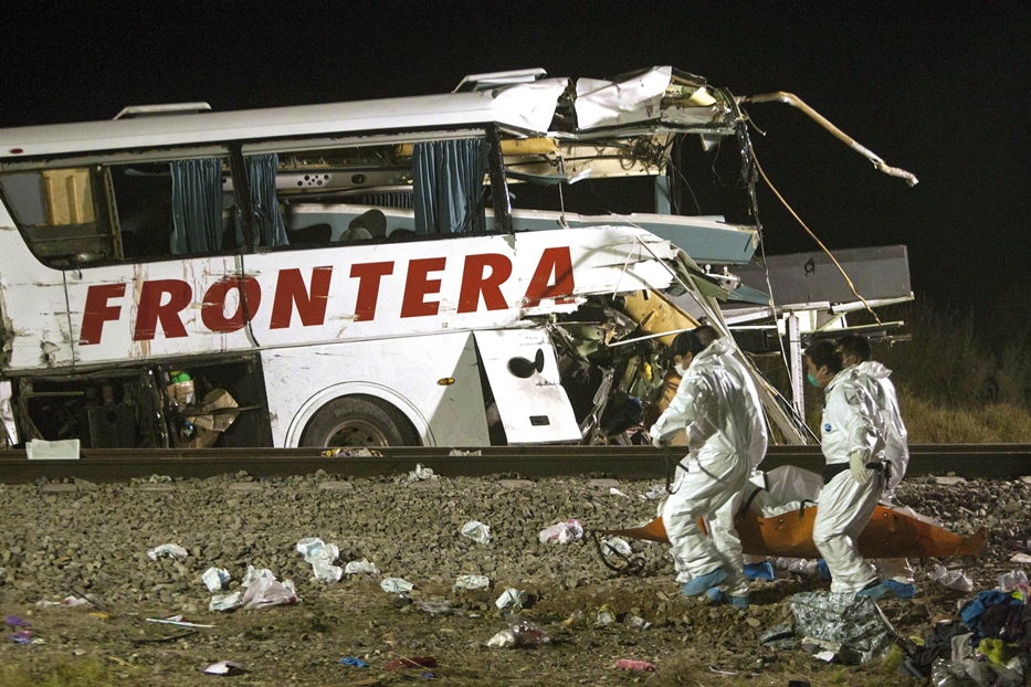 forensic personnel gather the bodies of victims of a bus crash in anahuac nuevo leon state on february 14 2015 photo afp