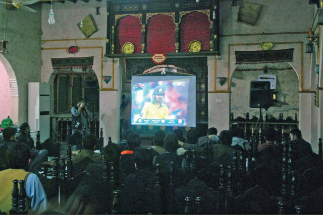 people watch the pakistan india match in the city photo ppi people watch the pakistan india match in the city photo ppi