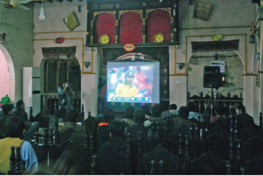 people watch the pakistan india match in the city photo ppi