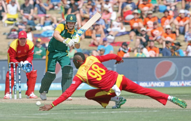 zimbabwe started off strongly and had four of south africa s best batsmen back in the pavillion for just 83 but it went downhill from there with the ball photo afp