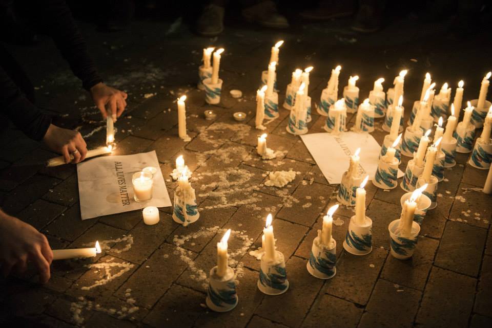 a makeshift memorial is made during a vigil at the university of north carolina following the murders of three muslim students on february 11 2015 in chapel hill photo afp