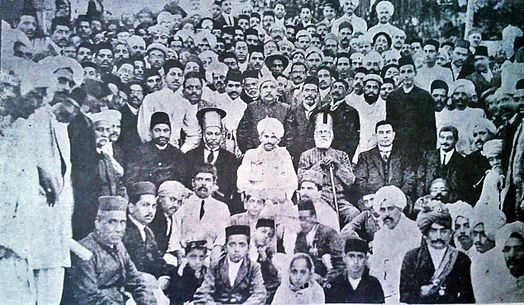 seth harchandrai in left with mahatma gandhi photo www wikipedia com