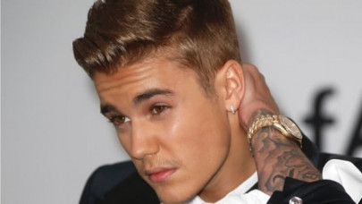 justin bieber just got owned by two pakistani girls