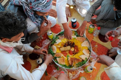 5 reasons why you should eat with your hands 5 reasons why you should eat with your hands