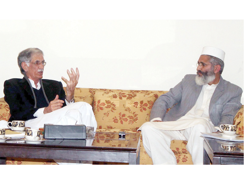 cm pervez khattak and ji ameer sirajul haq engrossed in a discussion photo inp