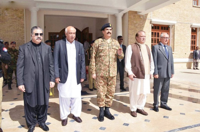 prime minister nawaz sharif and army chief view guard of honour at balochistan governor house photo online prime minister nawaz sharif and army chief view guard of honour at balochistan governor house photo online