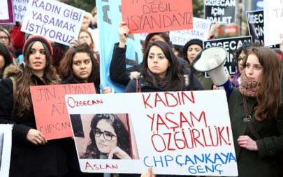 turkish women post selfies wearing black to condemn ozgecan aslan murder