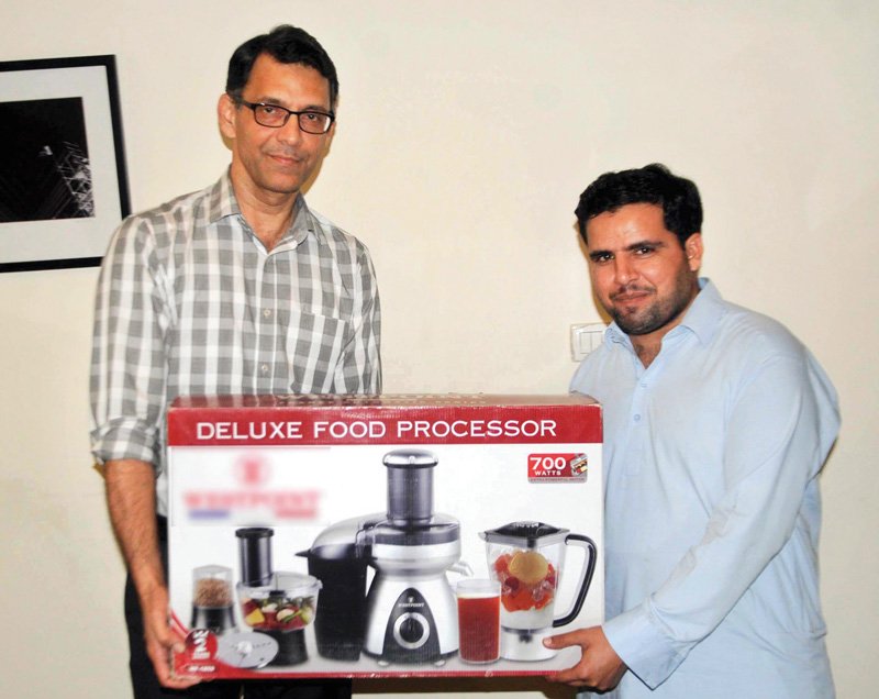 express media group s associate director marketing kamran ahmed hands over the prize to aziz gabol photo express