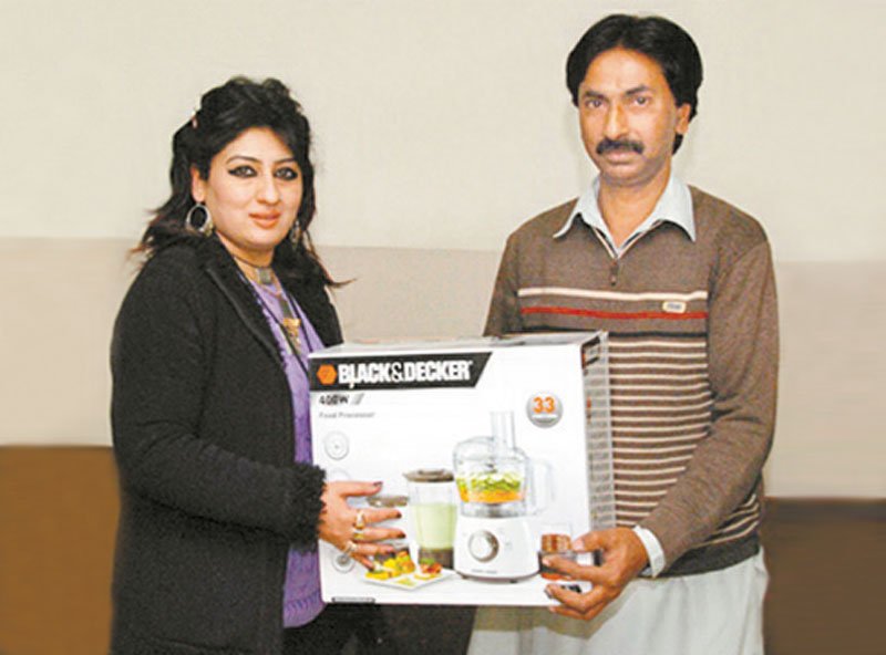 abdul jabbar of lahore receives his prize photo express