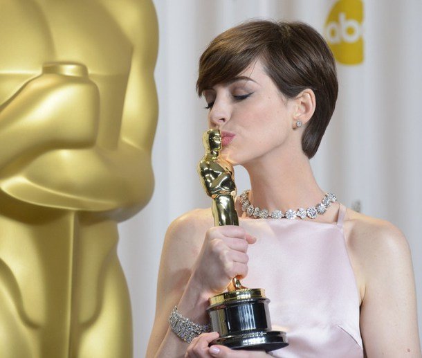 anne hathaway kisses her oscar photo afp