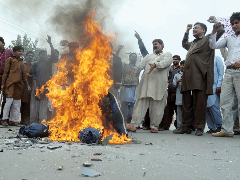 angry cricket fans burn an effigy representing the pcb chairman in multan photo ppi