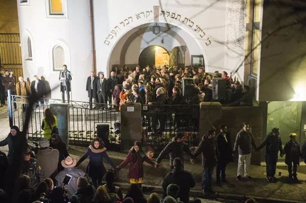norwegian muslims create a human peace ring around the synagogue in oslo norway on february 21 2015 more than a 1 000 joined a peace vigil in oslo saturday hosted by young norwegian muslims in a show of solidarity with jews a week after fatal shootings in denmark targeted a synagogue and free speech seminar photo afp norwegian muslims create a human peace ring around the synagogue in oslo norway on february 21 2015 more than a 1 000 joined a peace vigil in oslo saturday hosted by young norwegian muslims in a show of solidarity with jews a week after fatal shootings in denmark targeted a synagogue and free speech seminar photo afp