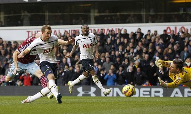 mauricio pochettino 039 s team had fallen 2 0 behind at white hart lane as the hammers struck through cheikhou kouyate and diafra sakho but an error by goalkeeper adrian allowed danny rose to halve the deficit with nine minutes left photo afp