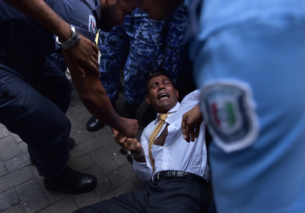 maldives police try to move former president mohamed nasheed during a scuffle as he arrives at a courthouse in male on february 23 2015 photo afp