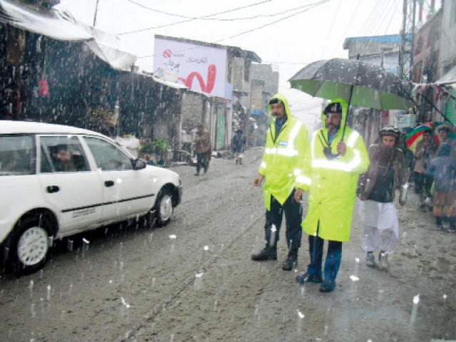 traffic sergeants on duty during snowfall in chitral photo mohkamuddin express traffic sergeants on duty during snowfall in chitral photo mohkamuddin express
