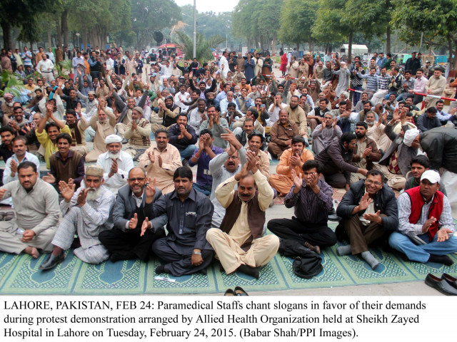paramedical staff chant slogans in favor of their demands by allied health organziation photo ppi paramedical staff chant slogans in favor of their demands by allied health organziation photo ppi