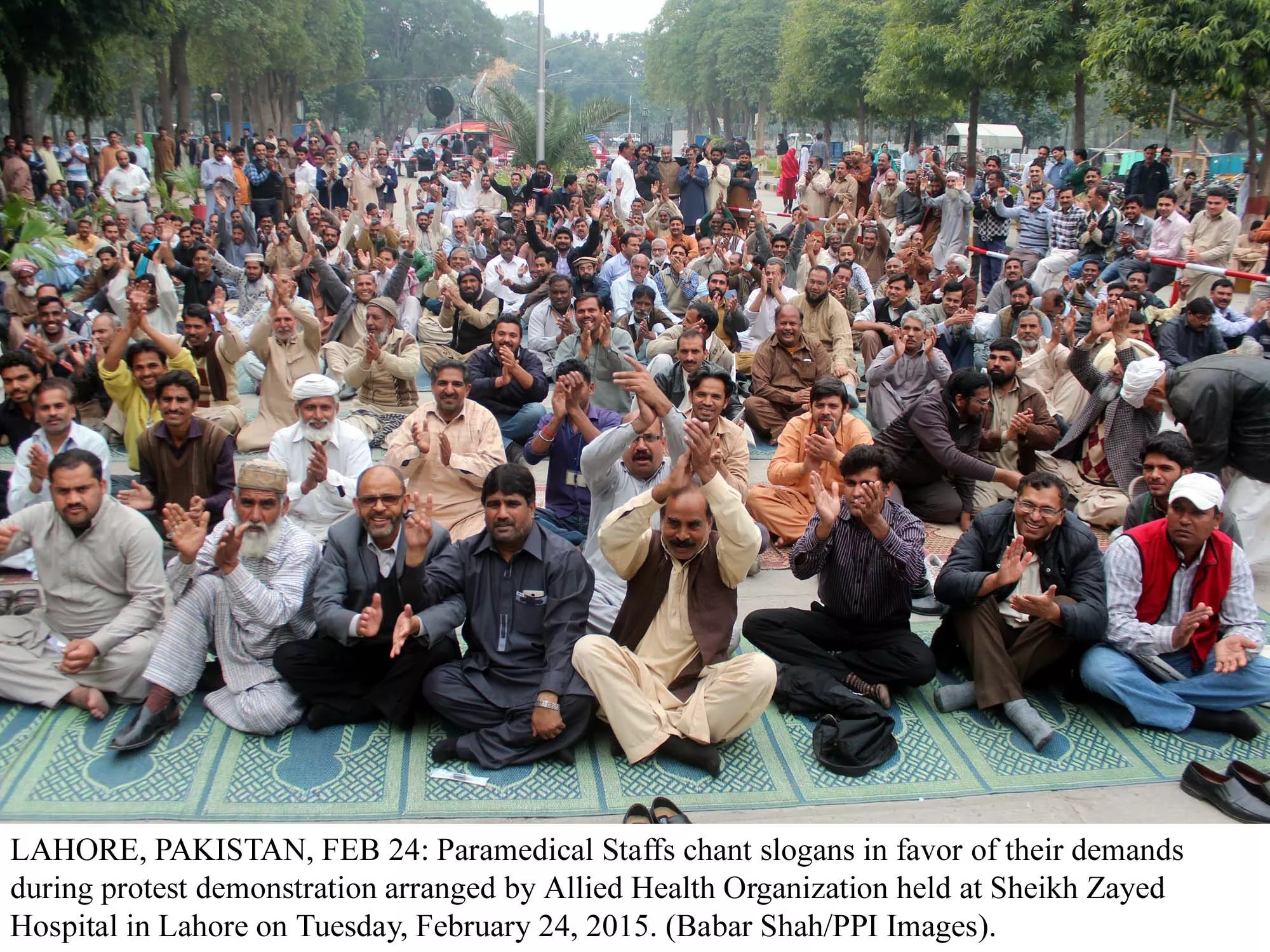 paramedical staff chant slogans in favor of their demands by allied health organziation photo ppi paramedical staff chant slogans in favor of their demands by allied health organziation photo ppi