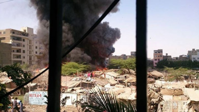 fire erupts at slum in karachi s gulshan e iqbal area