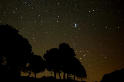 astronomers find giant black hole in early universe